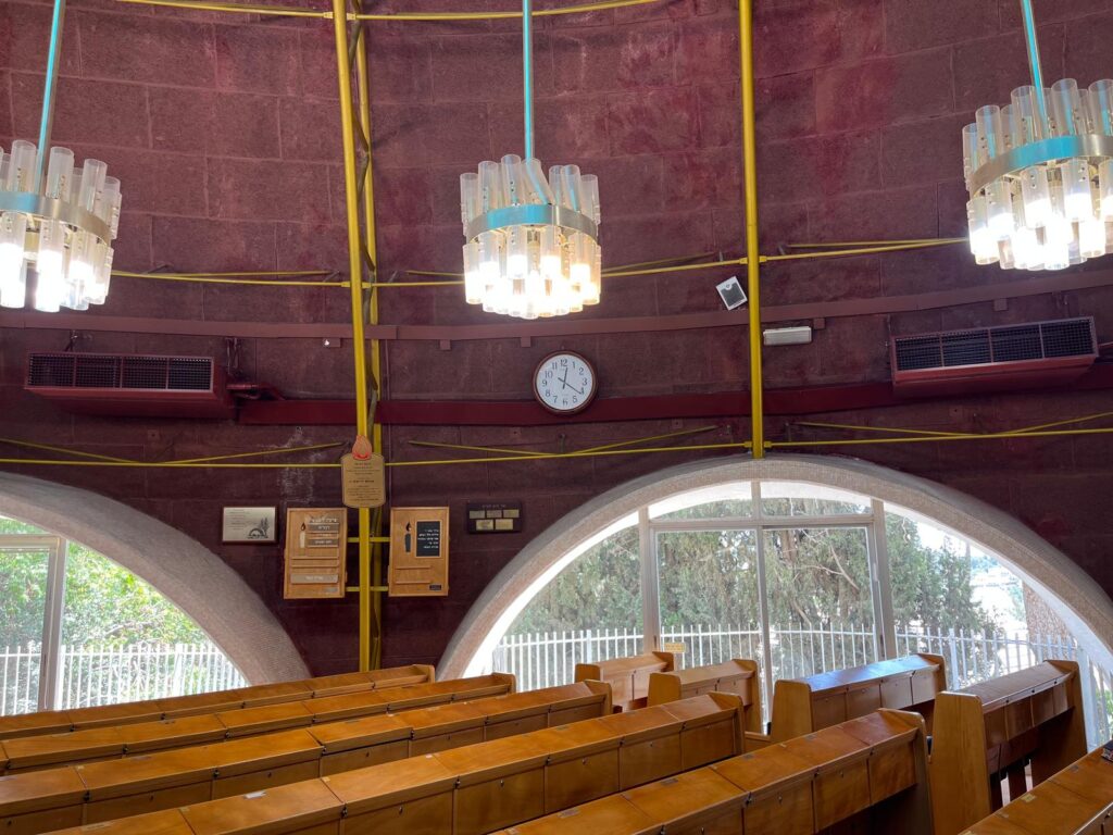 מיזוג בית הכנסת המרכזי בבית הכרם: שקט וקידמה טכנולוגית במעטפת היסטורית