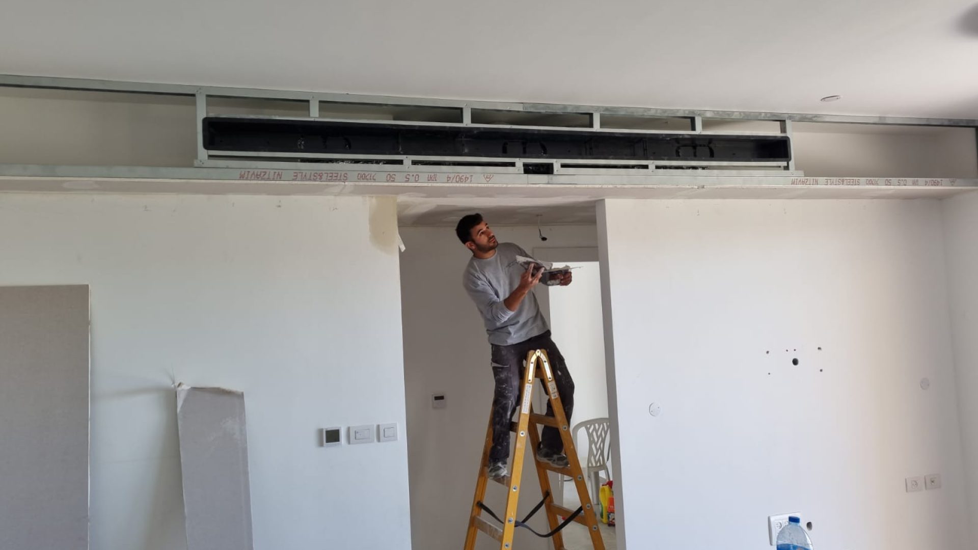 פרויקט התקנת מיזוג אוויר מיני מרכזי יפני איכותי המשולב בעבודת גבס דקורטיבית בבית פרטי. תכנון ועיצוב אסתטי של חברת צלזיוס.